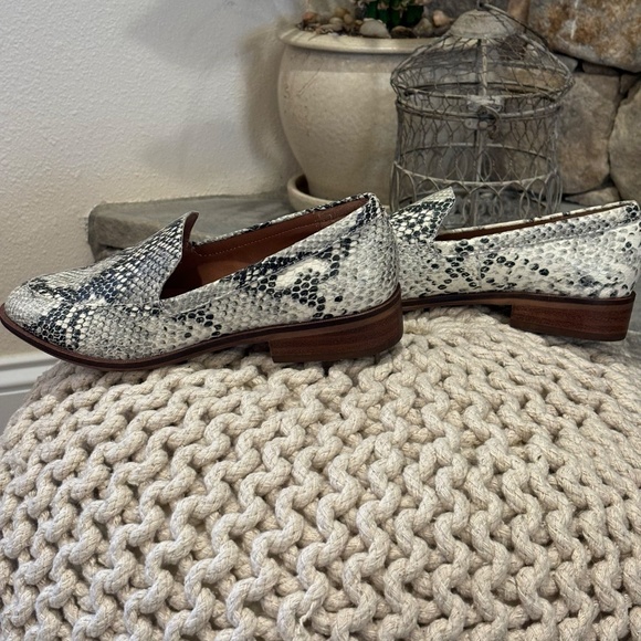 Chelsea & Violet Women's Leather Snakeskin Pattern Flats SZ 5.5 - Picture 2 of 9